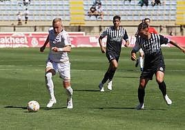 Obolskii controla el balón ante un defensor de la RB Balona.