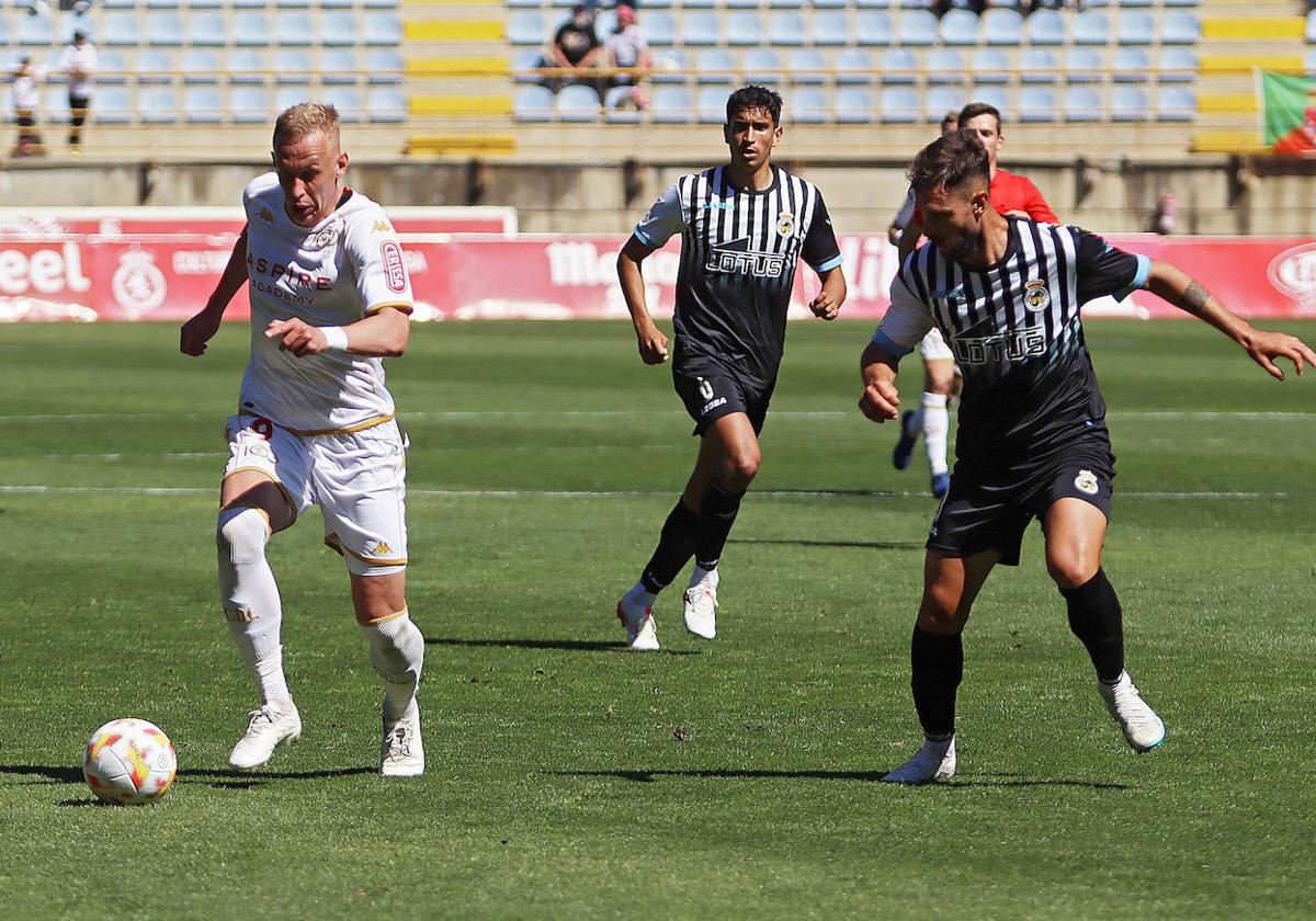 Obolskii controla el balón ante un defensor de la RB Balona.