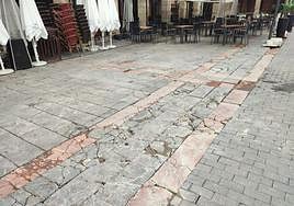 El concejal naranja Antonio Pérez, experto en Geotecnia, asegura que el problema reside en «la característica arenosa de los materiales de relleno del parking subterráneo» y ofrece tres posibles alternativas técnicas que permitirían «dar solución a la grieta permanente de la Plaza Mayor»