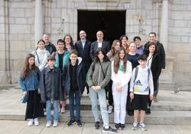 El alcalde de Ponferrada junto a los alumnos y profesores del conservatorio de música de Boulogne, en París.