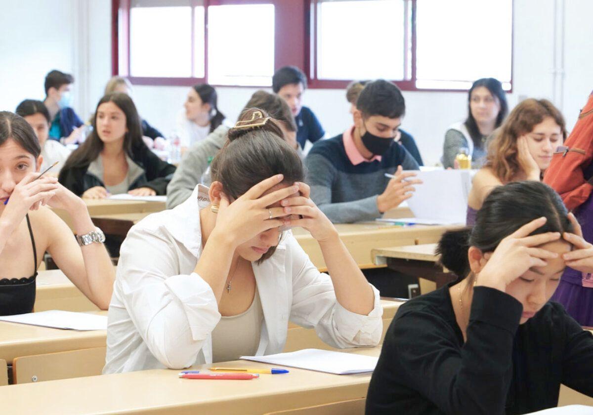 Grupo de estudiantes durante un examen.