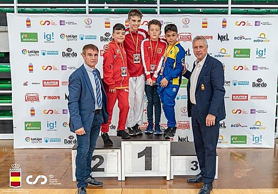 Adrián Sagredo, primero por la izquierda en el podio, posa con su medalla de plata.