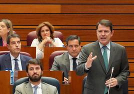 El presidente de la Junta, Alfonso Fernández Mañueco, durante el pleno de las Cortes de este martes.