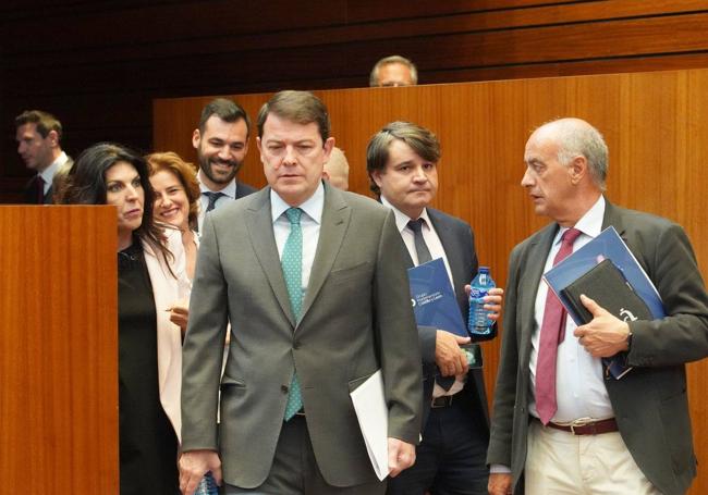 El presidente de la Junta, Alfonso Fernández Mañueco, durante el pleno de las Crotes celebrado este martes.