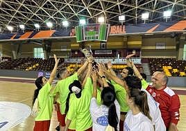 Miembros de Soltra elevan el trofeo de campeones.