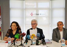 El presidente de Cruz Roja en Castilla y León, José Varela, junto al secretario autonómico, Carlos Santos, y la coordinadora autonómica, Eva Fernández, presentan el avance de memoria de actividad de la entidad en 2022.