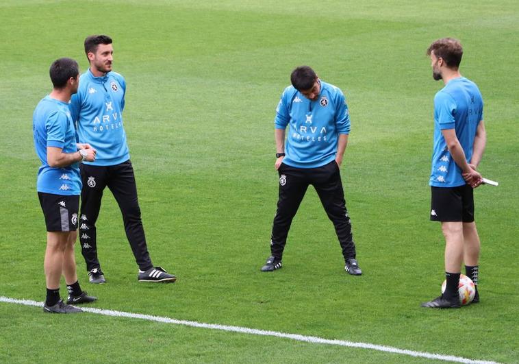 Israel Martínez, segundo por la izquierda, dirige el entrenamiento de la Cultural y deportiva Leonesa en el Reino de León tras la dimisión de Eduardo Docampo.