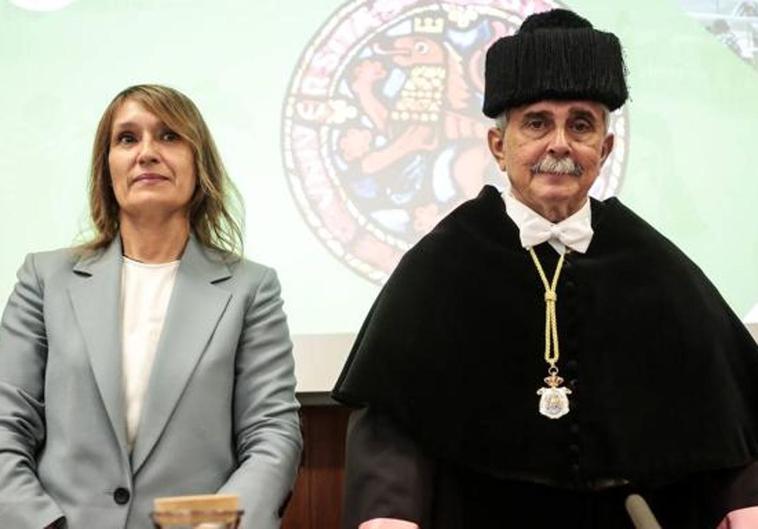 La consejera de Educación, Rocío Lucas, junto al rector de la Unviersidad de León, Juan Francisco García Marín.