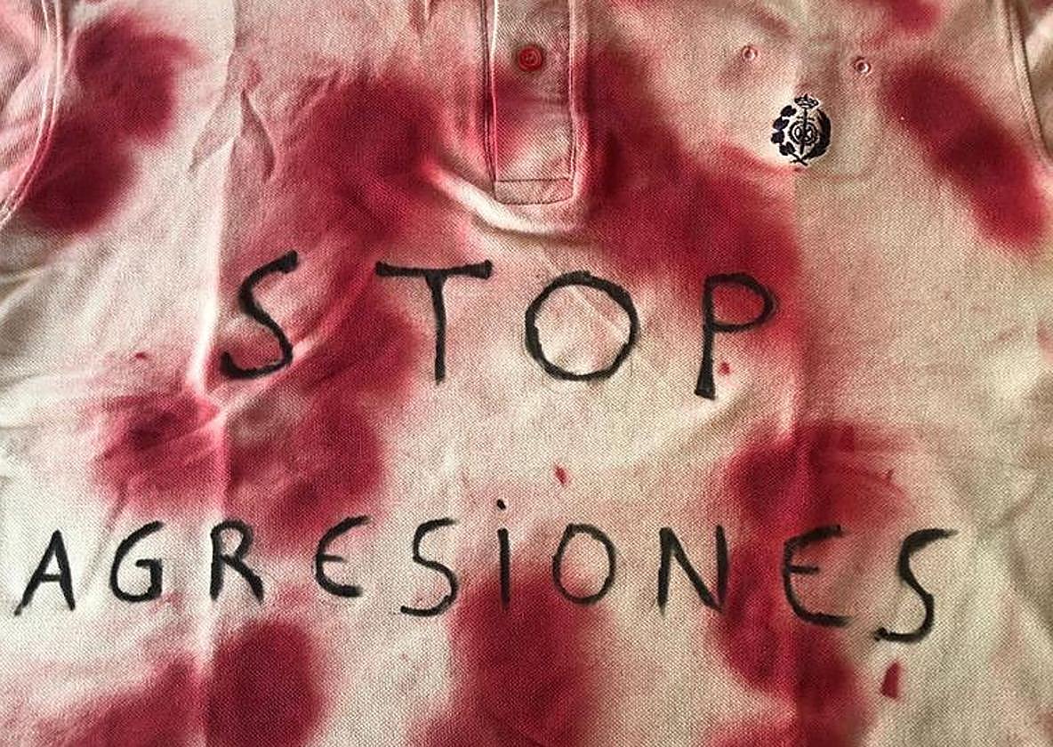 Una camiseta manchada de 'sangre' para denunciar las agresiones en prisiones.