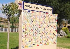 Imagen de un parque de San Andrés con el recuerdo de los niños y los árboles plantados.