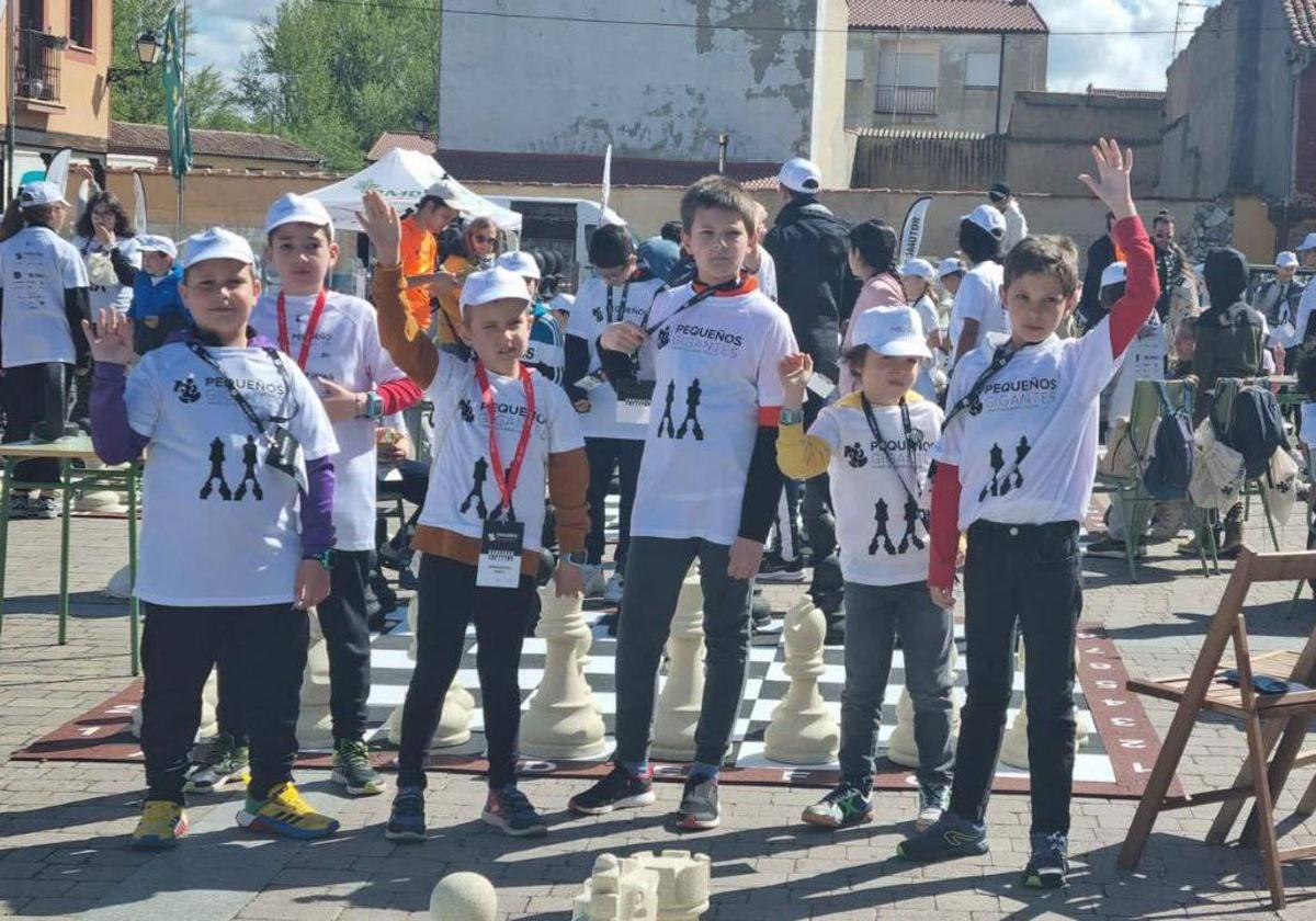 El torneo se celebró en una competición por equipos y demuestra el buen hacer de la cantera de alumnos que tiene esta especialidad que está en auge en Valencia de Don Juan.