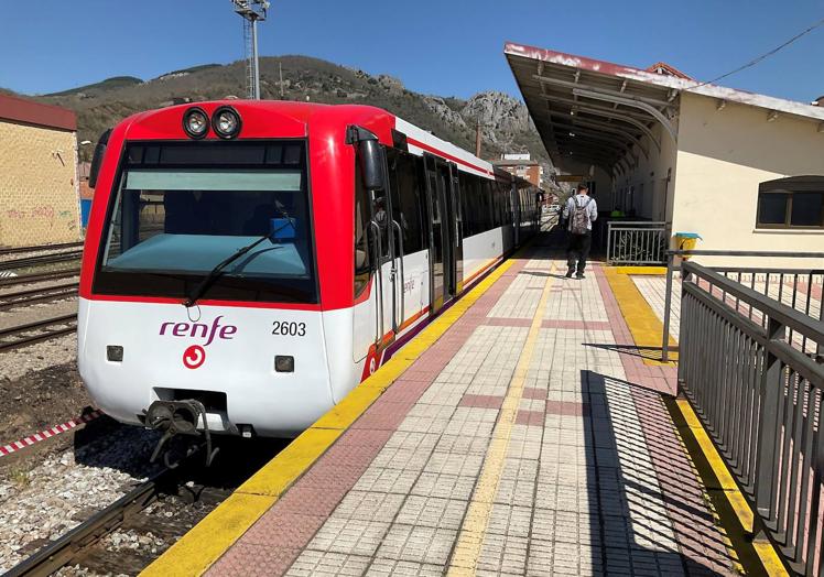 Imagen principal - Remodelación del vinilado de los trenes de cercanías en León.