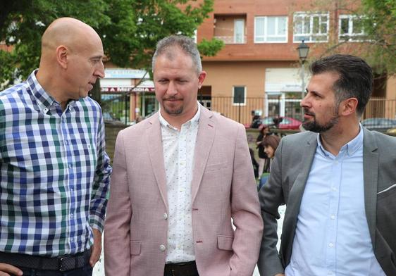 José Antonio Diez, Jorge Pérez y Luis Tudanca, instantes antes de iniciarse el mitin de presentación del candidato del PSOE en Villaquilambre.