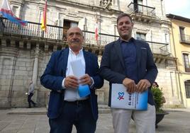 Los concejales de CB, Iván Alonso y Jesús López, durante la comparecencia en la plaza del Ayuntamiento de Ponferrada.