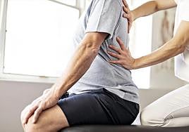 Fisioterapeuta atendiendo a un paciente.