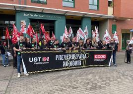 Concentracion de UGT y CCOO ante la delegación de la Junta en Ponferrada.