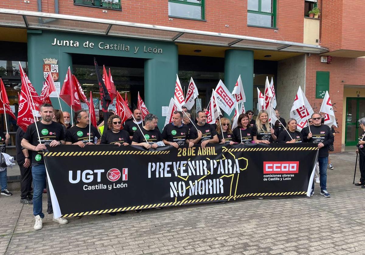 Concentracion de UGT y CCOO ante la delegación de la Junta en Ponferrada.