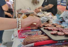 El chorizo y el queso han sido los protagonistas durante este fin de semana en la plaza Mayor de La Bañeza.