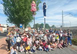 Sariegos retoma la tradición de 'pinar los mayos'