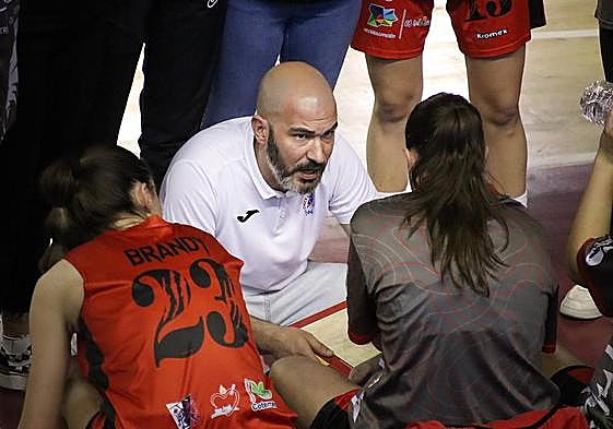 Imagen de archivo de Carlos Fernández durante un tiempo muerto.