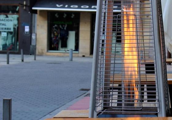 Un velador situado en un bar cualquiera de la capital leonesa.