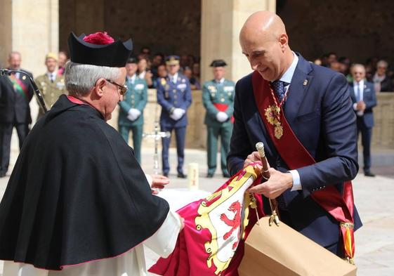 El alcalde de León entrega al cabildo isidoriano una bandera de León durante la ceremonia de las Cabezadas.