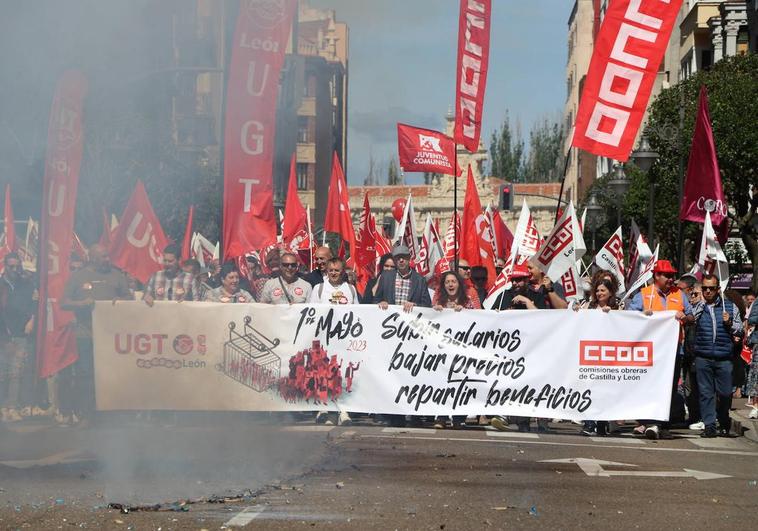 Momento de salida de la manifestación del 1 de mayo en León tras la traca.