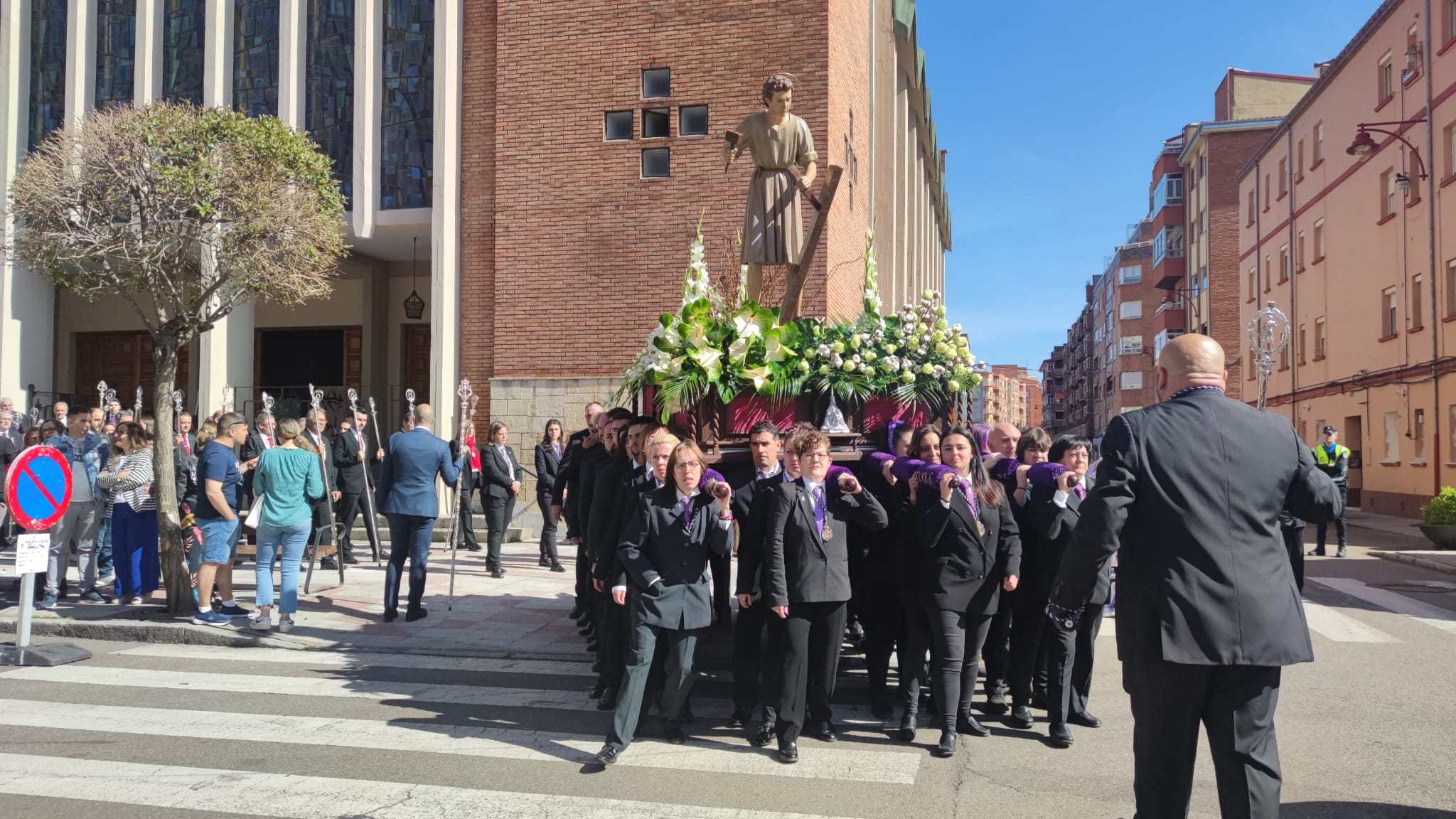 Procesión por las calles de León