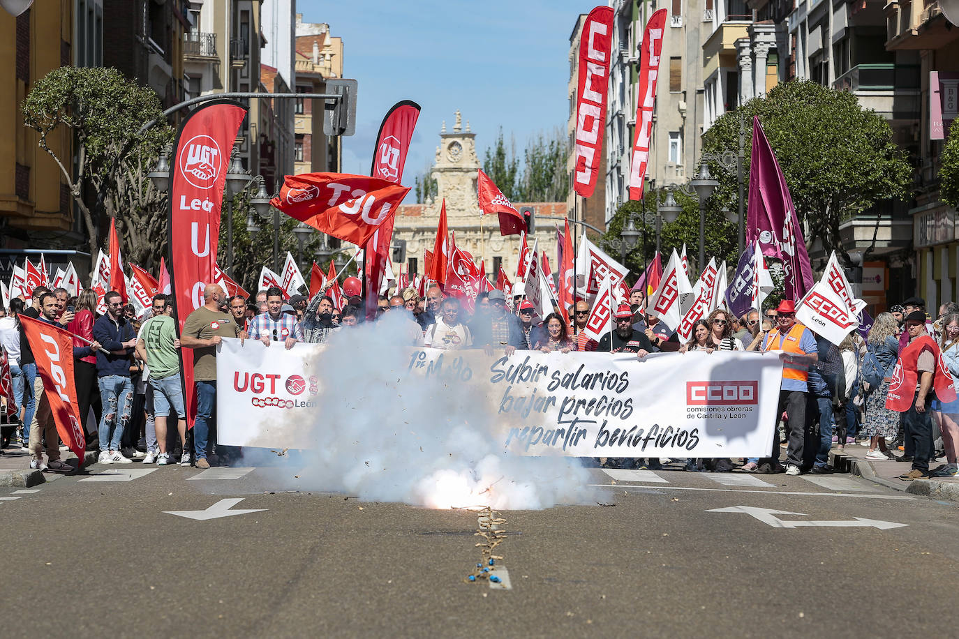 Manifestación en León convocada por UGT y CCOO con motivo del Primero de Mayo