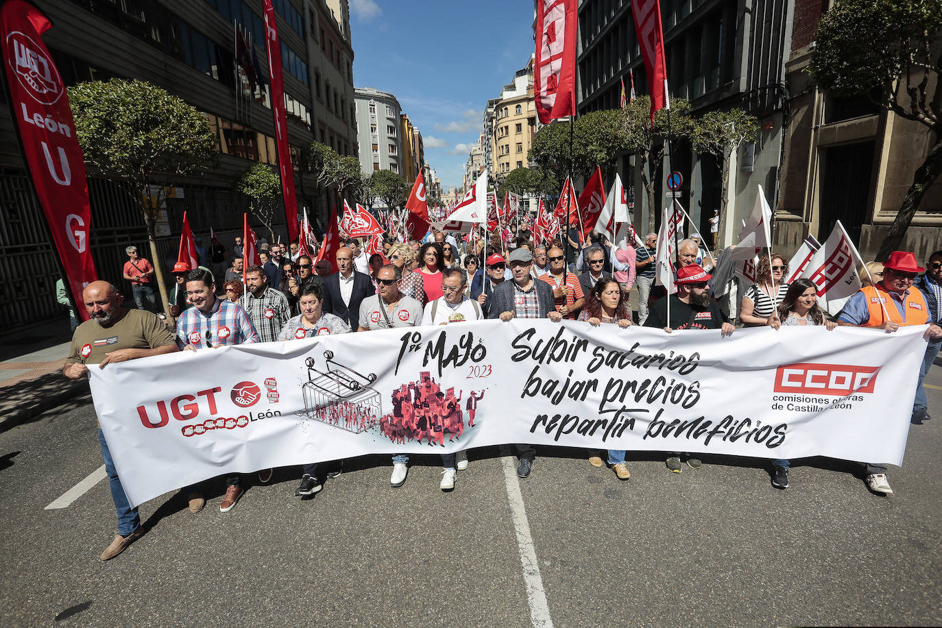 Manifestación en León convocada por UGT y CCOO con motivo del Primero de Mayo