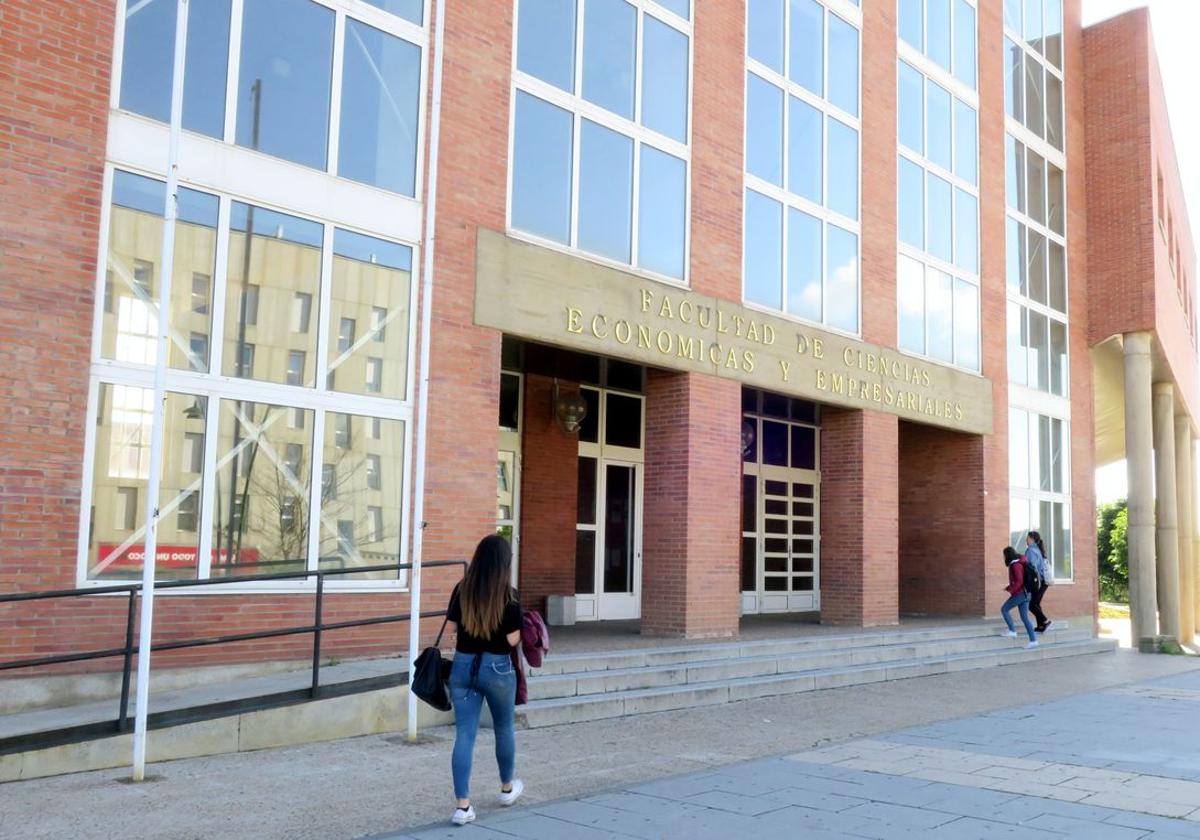 Fachada de la Facultad de Ciencias Económicas y Empresariales de la Universidad de León.