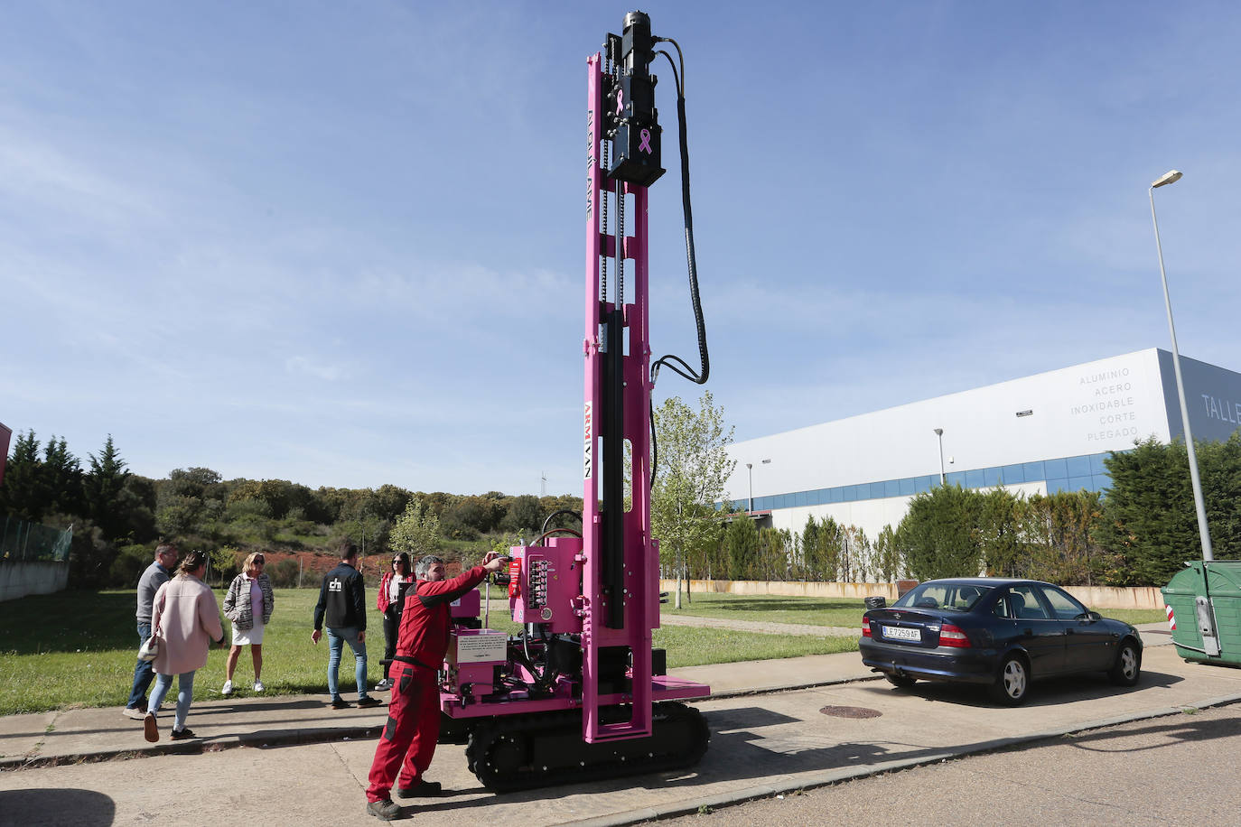 La empresa leonesa Armivan presenta una máquina hincadora de color rosa con fines solidarios