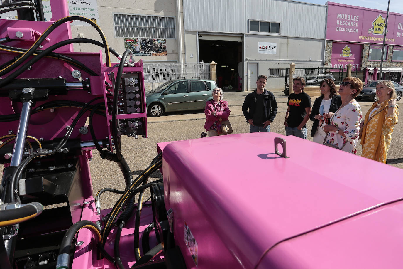 La empresa leonesa Armivan presenta una máquina hincadora de color rosa con fines solidarios