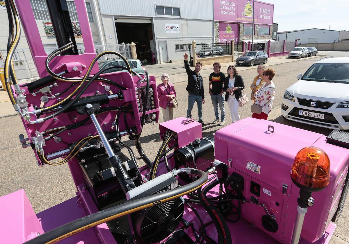 La empresa leonesa Armivan presenta una máquina hincadora de color rosa que destinará parte de los beneficios de cada alquiler a la Asociación Leonesa de Mujeres Operadas de Cáncer de Mama.