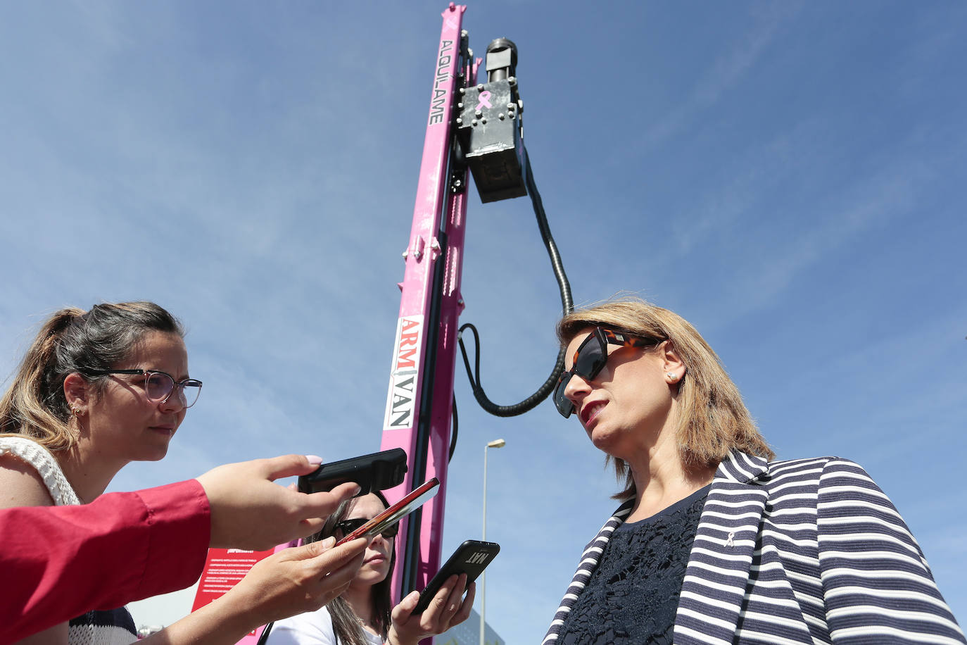 La empresa leonesa Armivan presenta una máquina hincadora de color rosa con fines solidarios