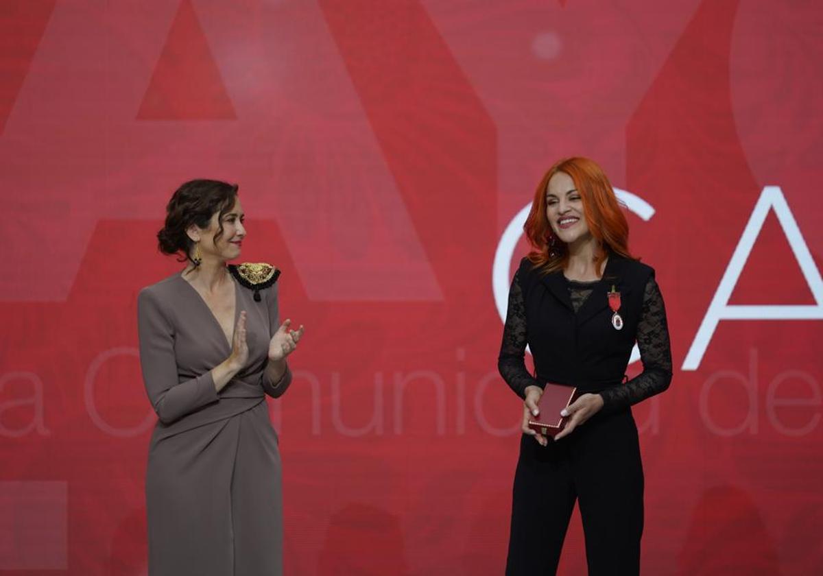 Sara García recibe la medalla de Plata de la Comunidad de Madrid de manos de Ayuso