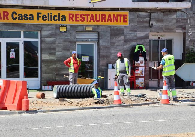 Obras en la rotonda de Oteruelo.