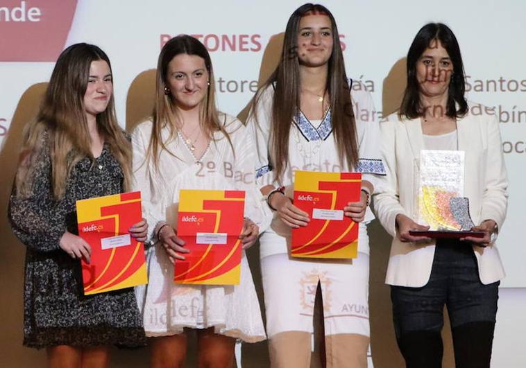 María Cuervo, Sandra Jimeno y Clara Fernández, alumnas de 2º de Bachillerato del Colegio Maristas San José, junto a su tutora María Aidén de Paz ganadoras del certamen.