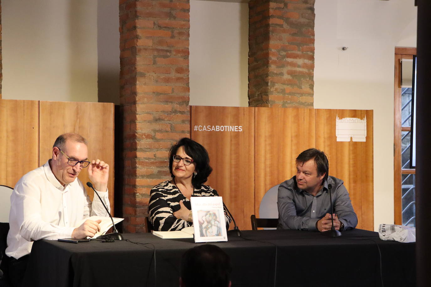 Teresa Mata presenta en Botines &#039;Más alla del papel&#039;