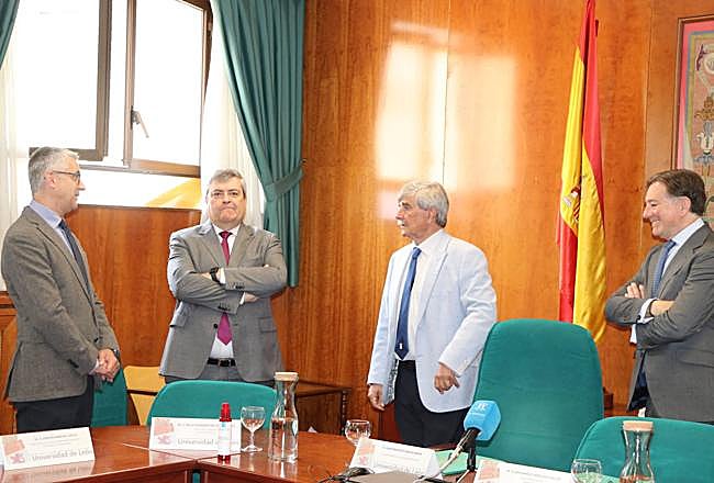 En el acto han participaddo Juan Francisco García Marín, rector de la ULE, Ramón Ángel Fernández, vicerrector de Infraestructuras y Sostenibilidad, Jesús Manuel Rebolleda Vallejo, secretario general de Coated Solutions, y Paulo Alexandre Bastos GonÇalves, director de Industria de Coated Solutions.