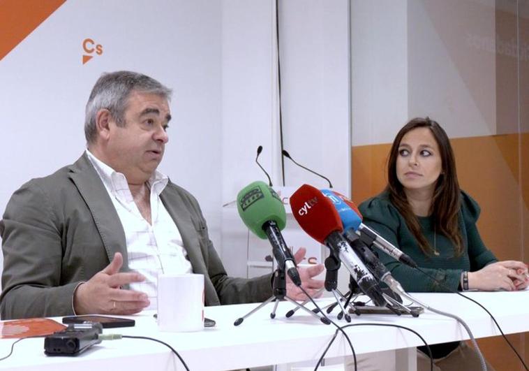 Justo Fernández y Gemma Villarroel durante la rueda de prensa de este miércoles en la sede de Ciudadanos.