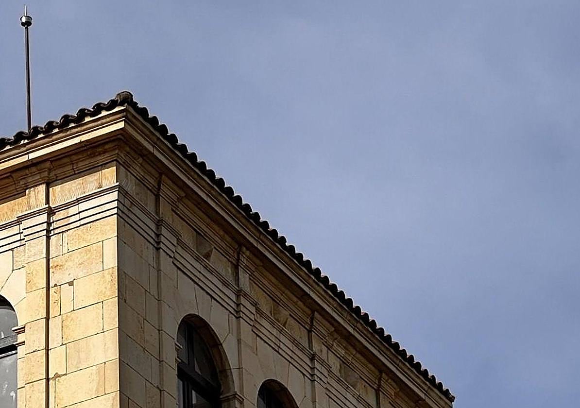 Instalación de la nueva cámara de videovigilancia de León.