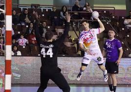 Antonio Martínez ejecuta un lanzamiento ante Santamaría en el partido en el Palacio de los Deportes entre el Ademar y el BM Guadalajara.