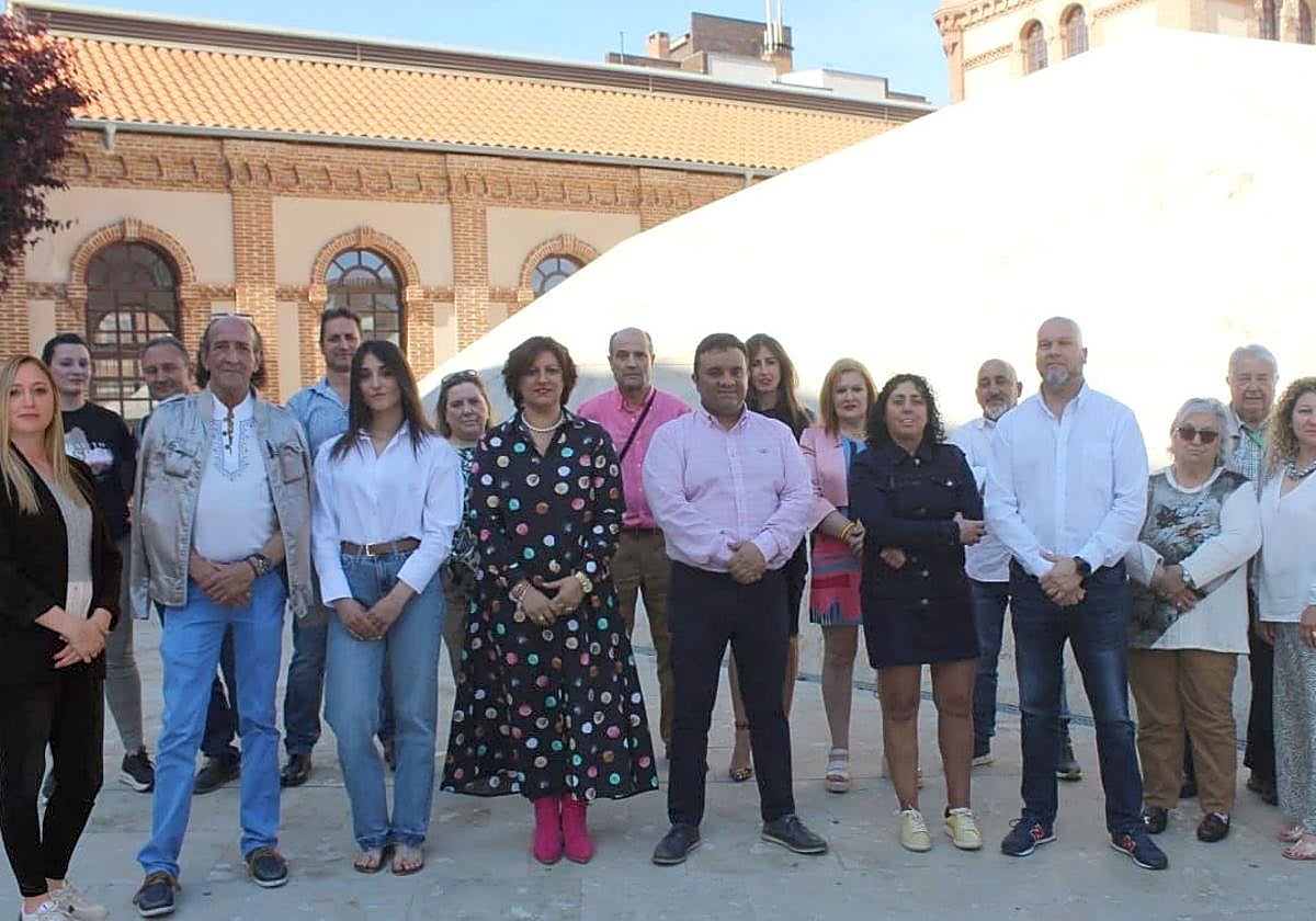 Foto de familia de la candidatura presentada por Vox para el Ayuntamiento de San Andrés del Rabanedo.