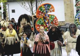 La Asociación Cultural 'Guirrios y Madamas' durante el I Encuentro Internacional de Mascaradas de Cantabria