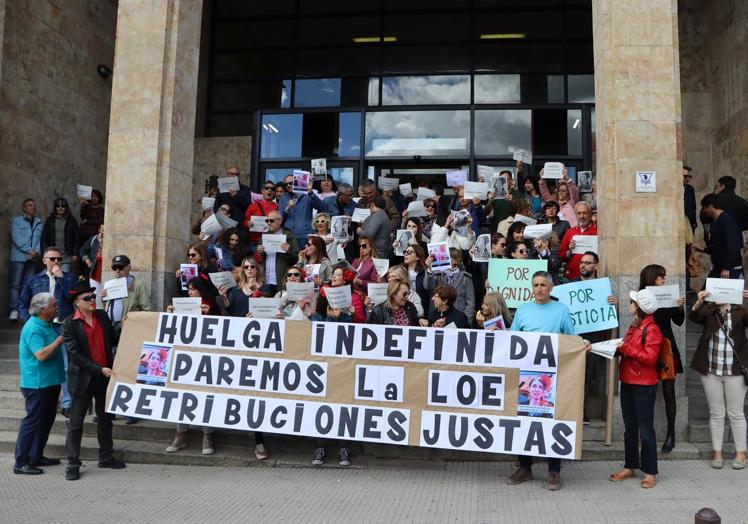 Imágenes de los funcionarios de justicia durante el parón de este jueves