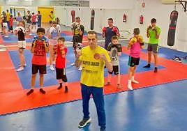 Kike Presa secundado por algunos alumnos de su escuela, en el pabellón Camino de Santiago de Trobajo del Camino.
