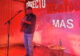 El cantautor Carlos Chaouen en el concierto de El Gran Café de León.