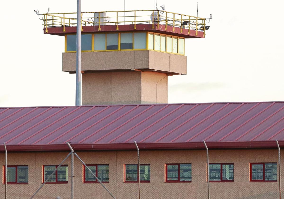 Imagen de la torre de la prisión de León, en cuyo interior tuvieron lugar los graves altercados.