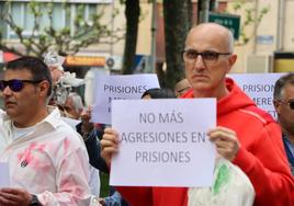 Cerca de un centenar de funcionarios de la prisión de Villahierro ortan la plaza de la Inmaculada y denuncian inseguridad y falta de medios | La cárcel de León cuenta con un funcionario por cada 85 internos y solo hay tres médicos de los diez que había